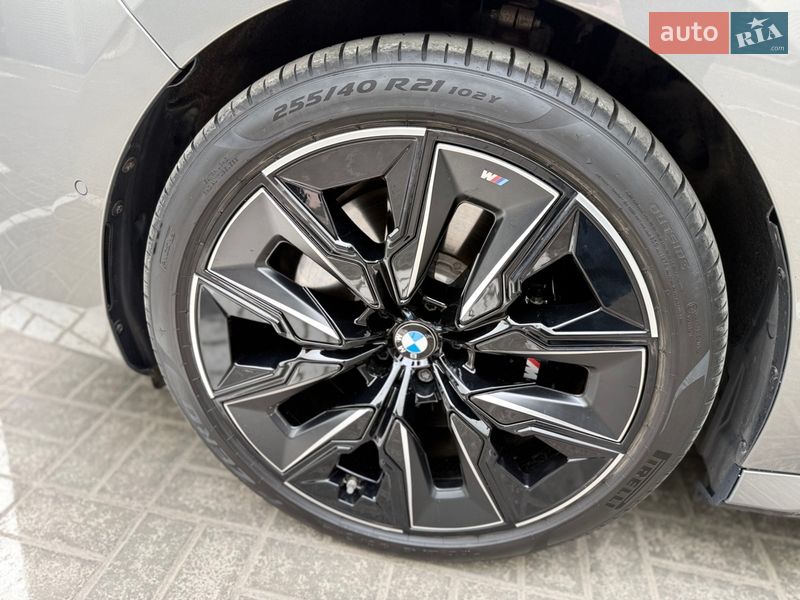 Седан BMW i7 2022 в Киеве