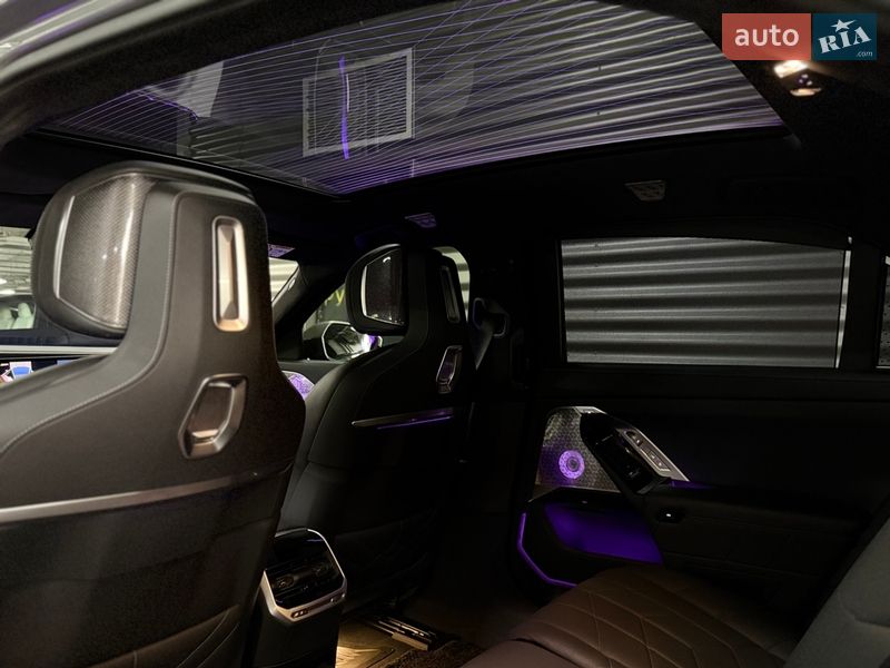Седан BMW i7 2022 в Киеве