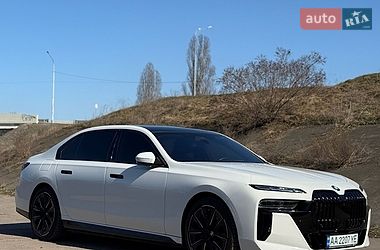 Седан BMW i7 2023 в Киеве