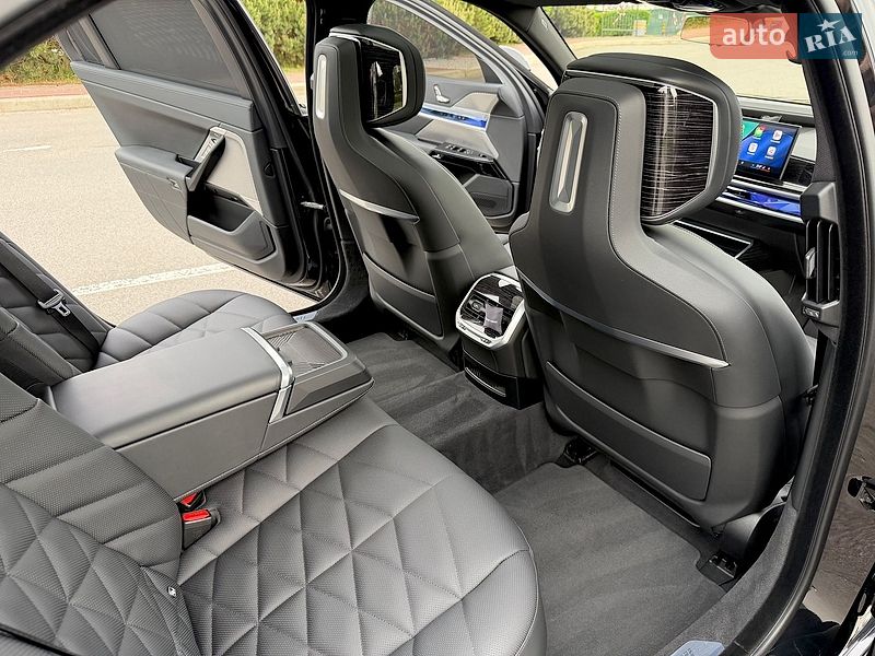 Седан BMW i7 2023 в Києві