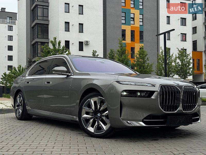 Седан BMW i7 2022 в Івано-Франківську