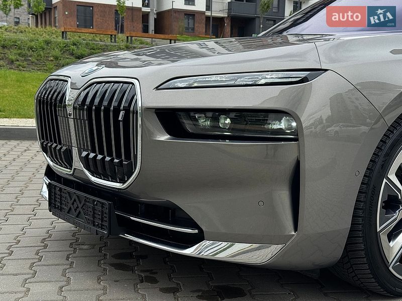 Седан BMW i7 2022 в Івано-Франківську