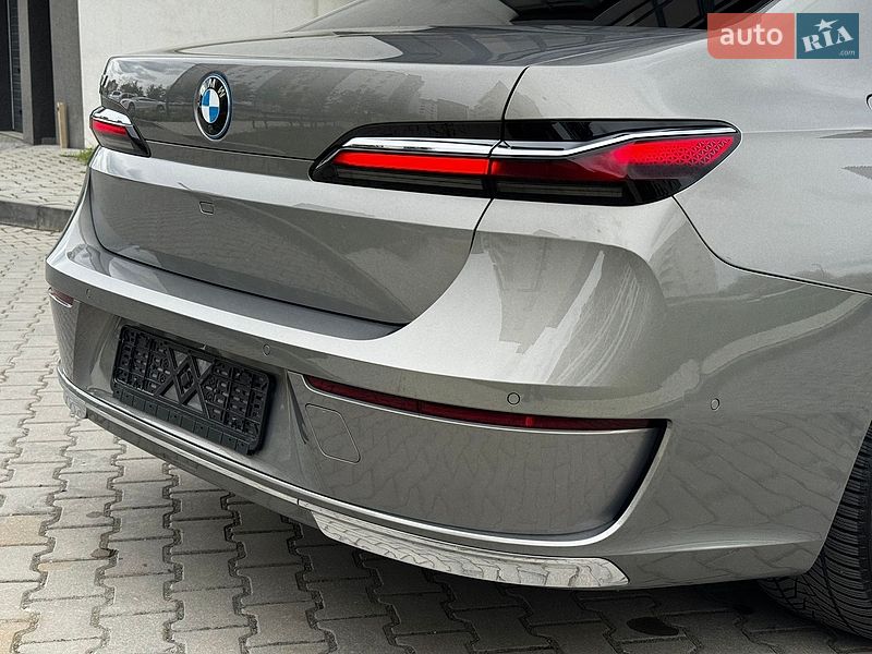 Седан BMW i7 2022 в Івано-Франківську