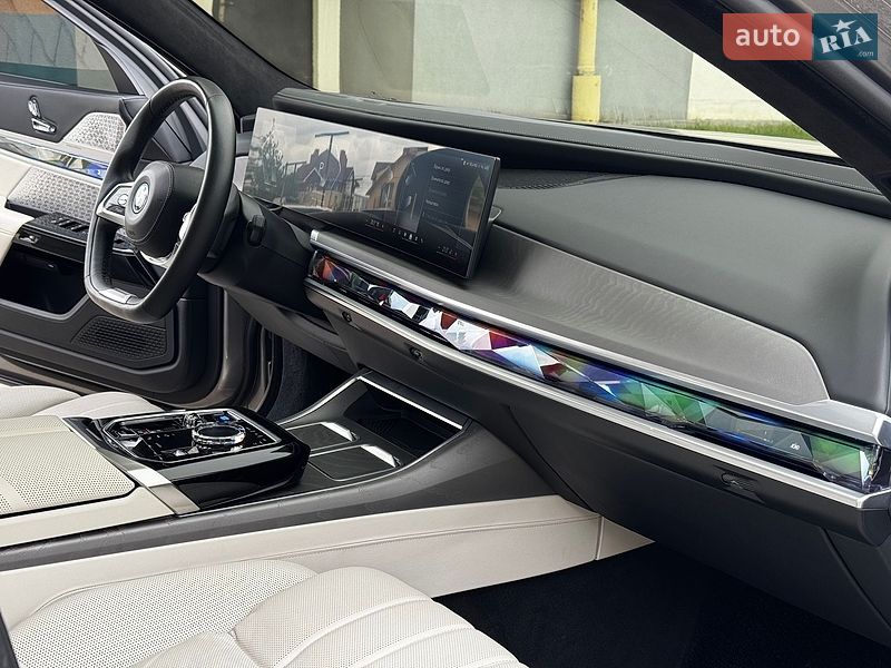 Седан BMW i7 2022 в Івано-Франківську