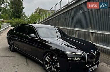 Седан BMW i7 2023 в Киеве