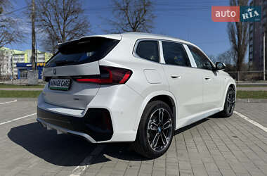 Позашляховик / Кросовер BMW iX1 2024 в 