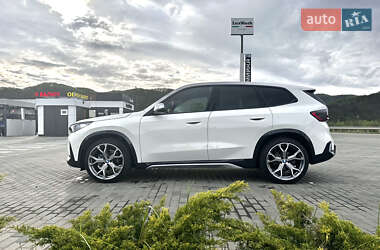 Позашляховик / Кросовер BMW iX1 2024 в 