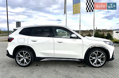 Позашляховик / Кросовер BMW iX1 2024 в 