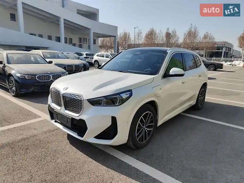 Внедорожник / Кроссовер BMW iX1 2025 в 
