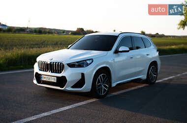 Позашляховик / Кросовер BMW iX1 2023 в 