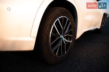 Позашляховик / Кросовер BMW iX1 2023 в 