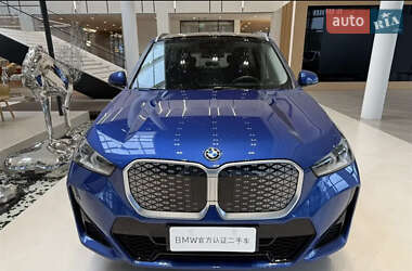 Позашляховик / Кросовер BMW iX1 2023 в 