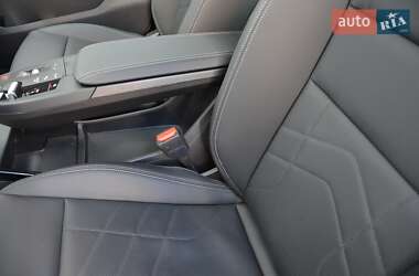 Позашляховик / Кросовер BMW iX1 2024 в 