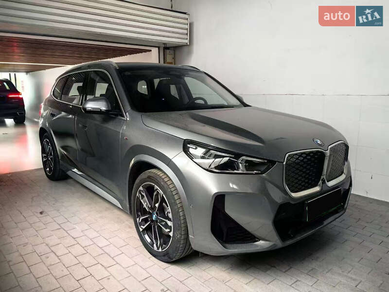 Позашляховик / Кросовер BMW iX1 2023 в 