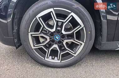 Позашляховик / Кросовер BMW iX1 2024 в 
