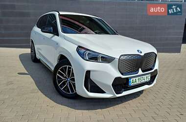 Позашляховик / Кросовер BMW iX1 2024 в 