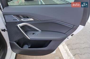 Позашляховик / Кросовер BMW iX1 2024 в 