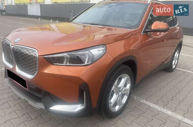 Позашляховик / Кросовер BMW iX1 2024 в 