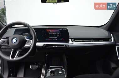 Позашляховик / Кросовер BMW iX1 2024 в 