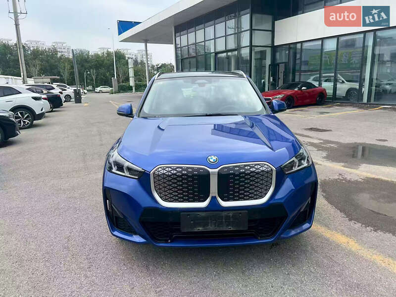 Позашляховик / Кросовер BMW iX1 2024 в 