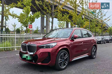 Позашляховик / Кросовер BMW iX1 2024 в 