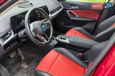 Позашляховик / Кросовер BMW iX1 2024 в 