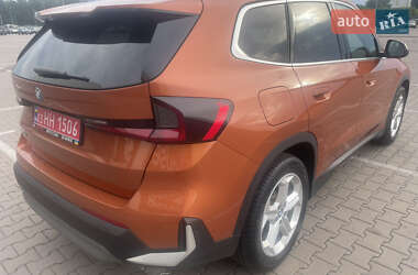 Позашляховик / Кросовер BMW iX1 2024 в 