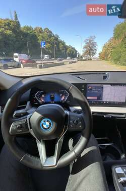 Позашляховик / Кросовер BMW iX1 2023 в 