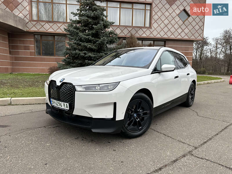 2024 BMW IX, VIN WBY11CF050CS18734:plate — zdjęcie 1 (autoria)
