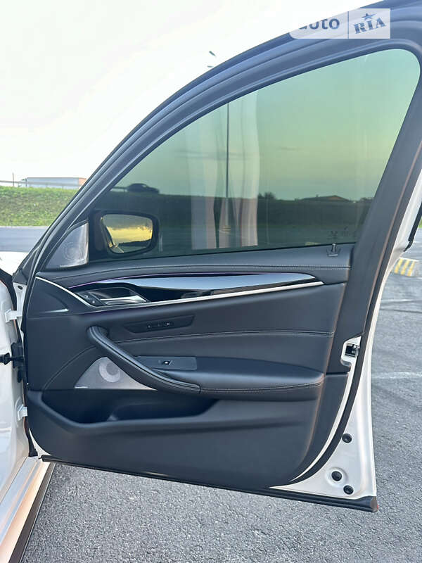 Седан BMW M5 2021 в Львові