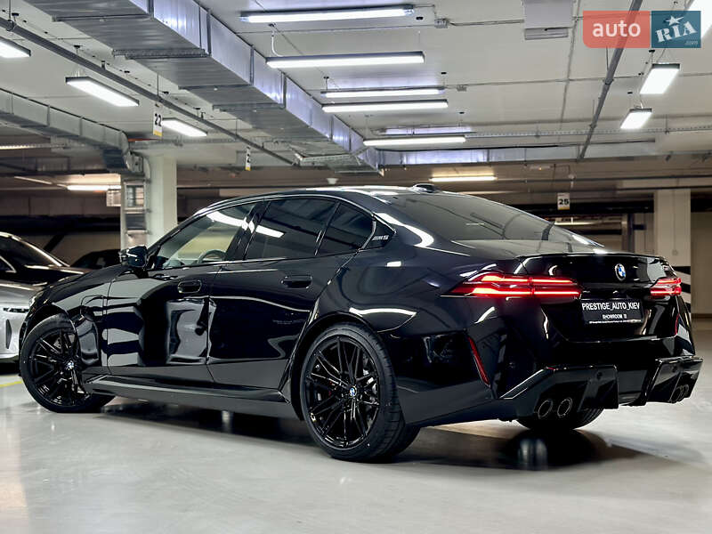 Седан BMW M5 2025 в Києві