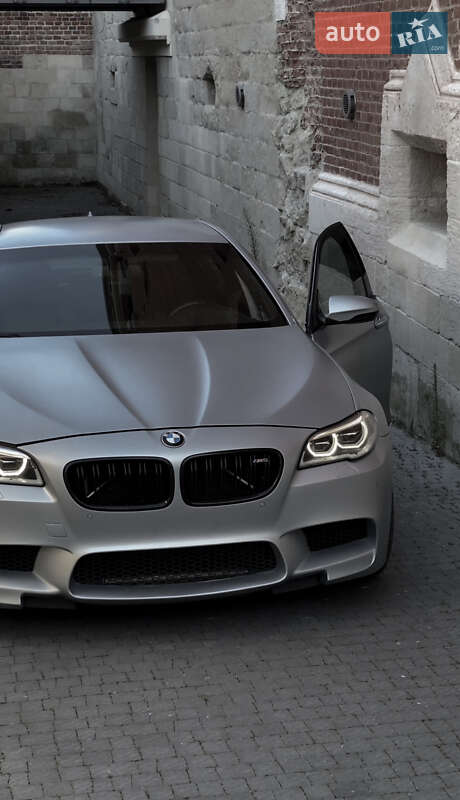 Седан BMW M5 2011 в Львові