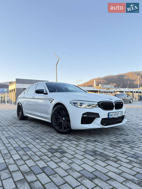 Седан BMW M5 2018 в Иршаве