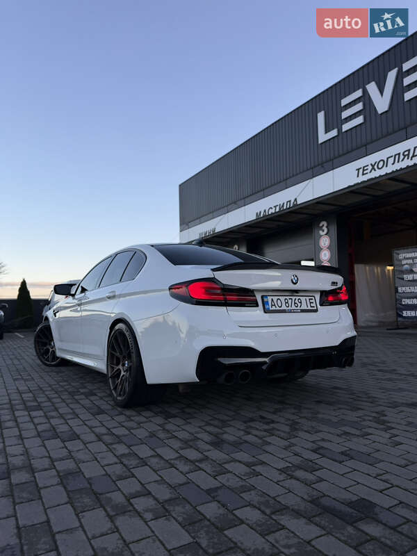 Седан BMW M5 2018 в Иршаве