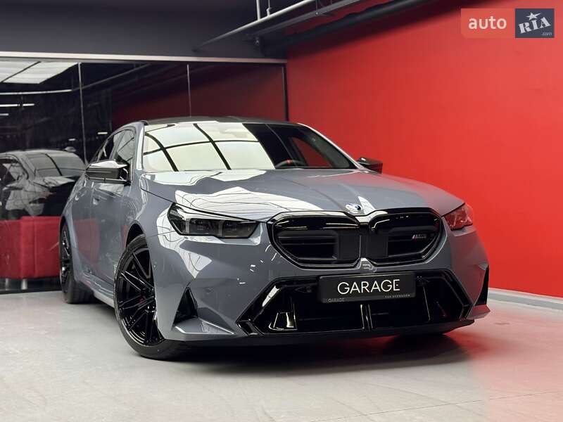 Седан BMW M5 2025 в Киеве