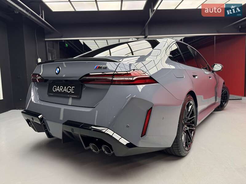 Седан BMW M5 2025 в Киеве
