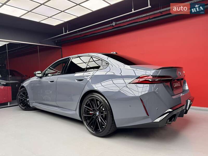 Седан BMW M5 2025 в Киеве