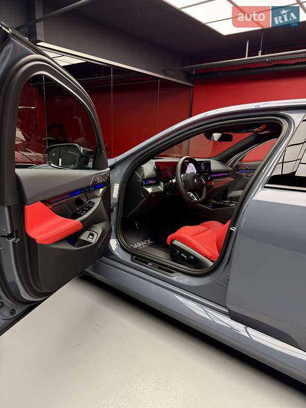 Седан BMW M5 2025 в Киеве