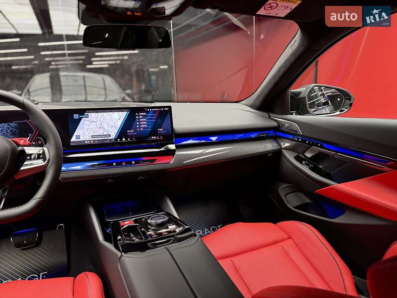 Седан BMW M5 2025 в Киеве