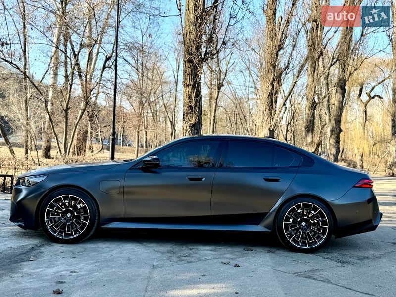 Седан BMW M5 2024 в Киеве