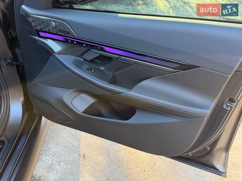 Седан BMW M5 2024 в Киеве
