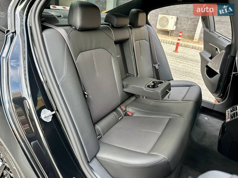 Седан BMW M5 2025 в Киеве