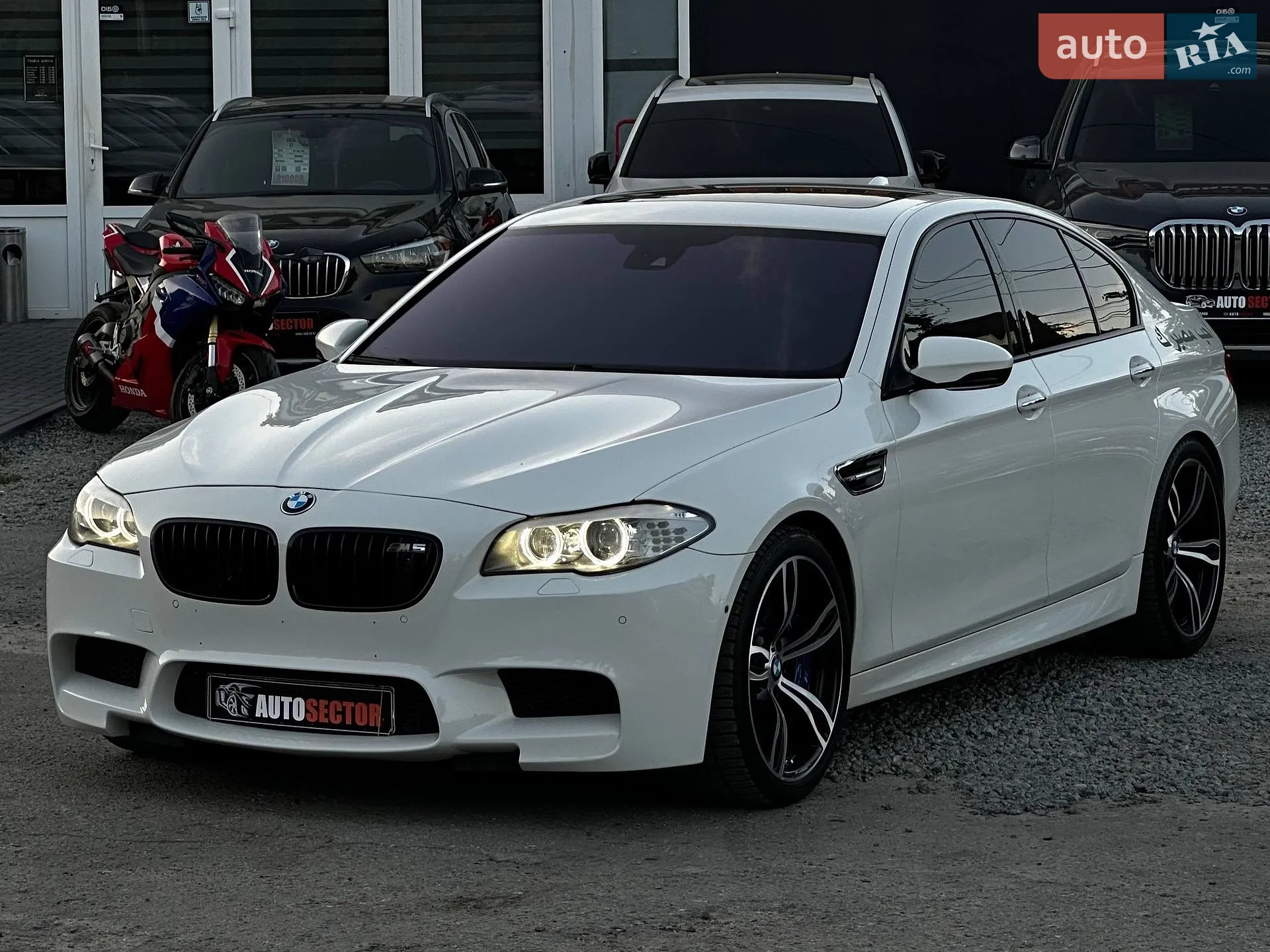 2012 BMW M5 - мініатюра 3