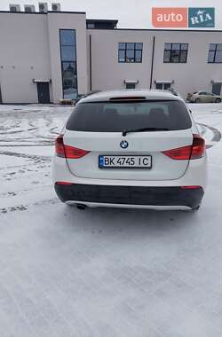 Позашляховик / Кросовер BMW X1 2010 в 