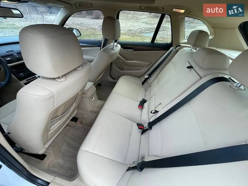 Позашляховик / Кросовер BMW X1 2013 в 