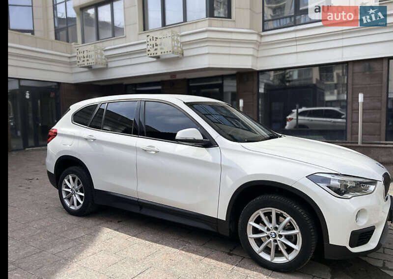 Внедорожник / Кроссовер BMW X1 2017 в 