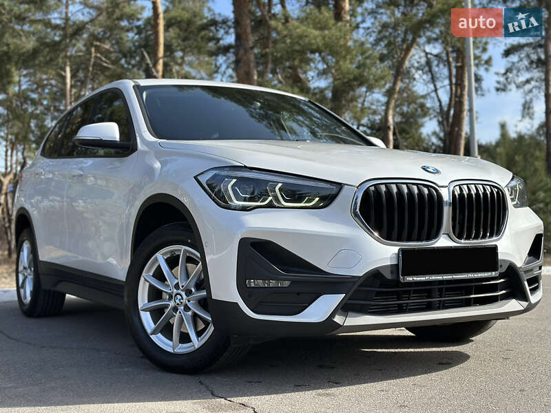 Позашляховик / Кросовер BMW X1 2022 в 