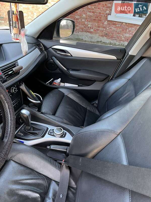 Внедорожник / Кроссовер BMW X1 2010 в Новояворовске