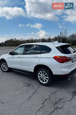 Внедорожник / Кроссовер BMW X1 2015 в 