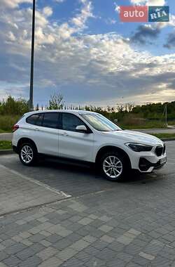 Позашляховик / Кросовер BMW X1 2022 в 